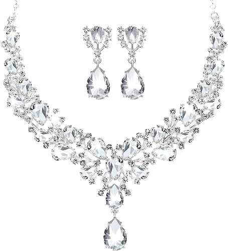 Necklace with crystals and pearls